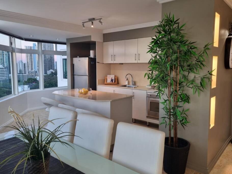 Surfers Paradise Penthouse & Rooftop Plunge Pool