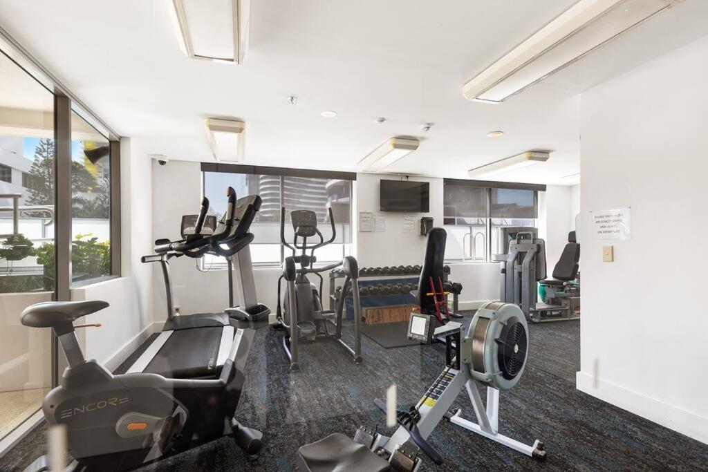Park Views & Luxe Amenities In Broadbeach Apartment *