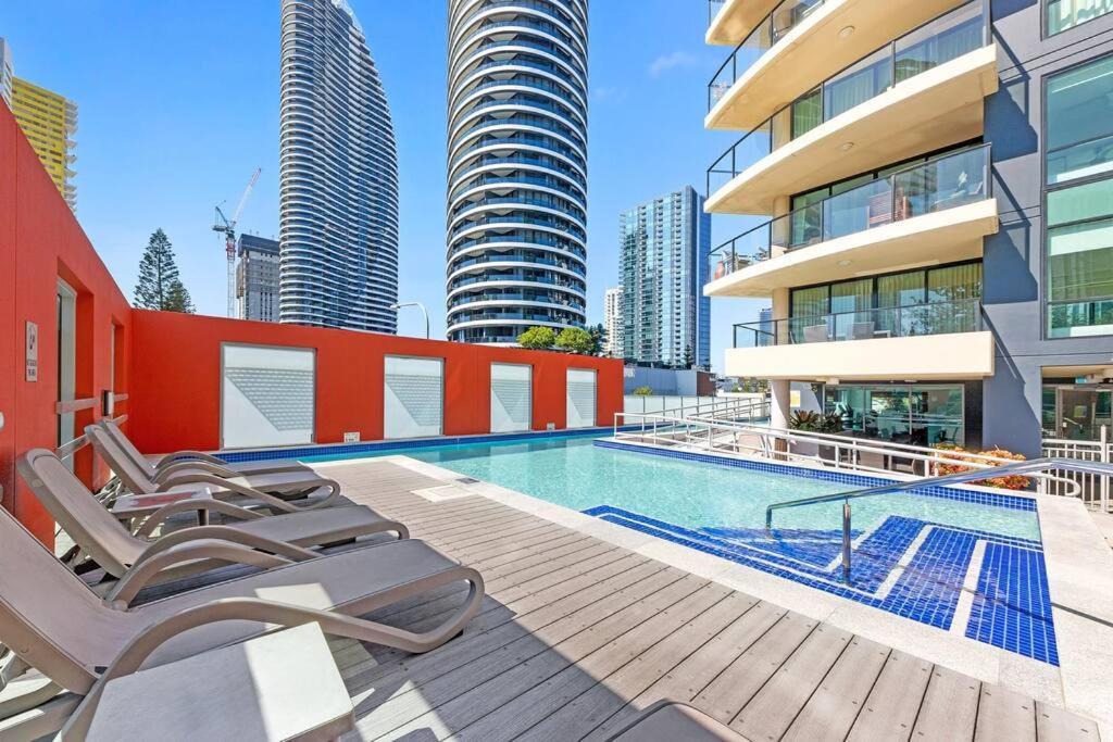 Park Views & Luxe Amenities In Broadbeach Apartment