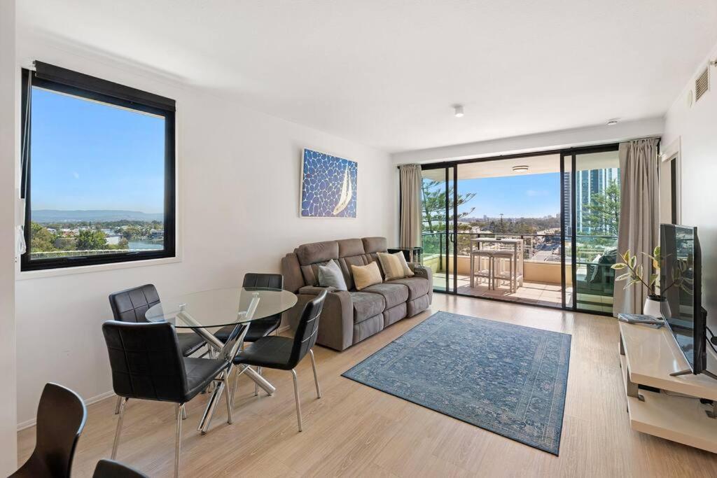 Apartment Park Views & Luxe Amenities In Broadbeach
