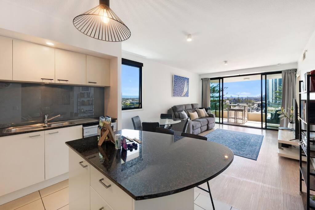 Park Views & Luxe Amenities In Broadbeach Apartment *