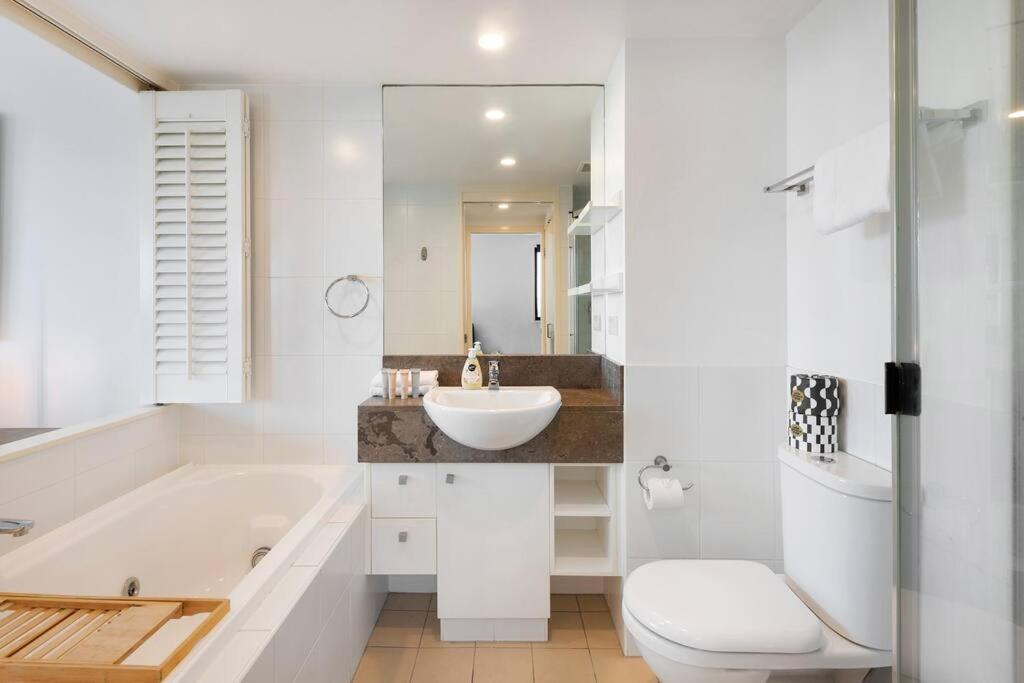 Park Views & Luxe Amenities In Broadbeach Apartment Gold Coast