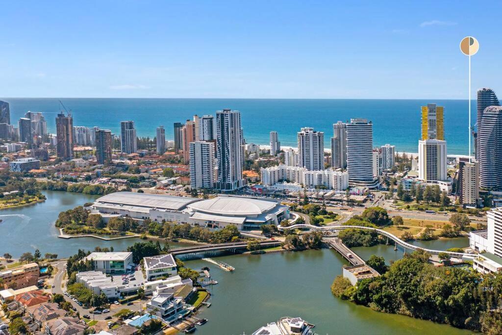 Park Views & Luxe Amenities In Broadbeach Apartment
