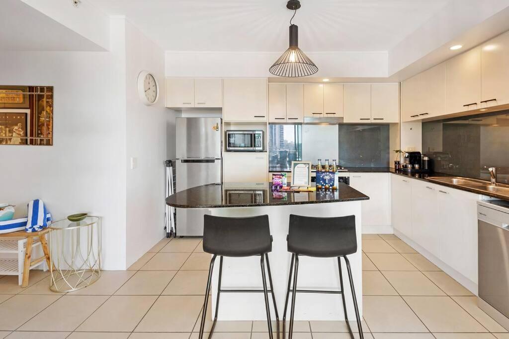 Park Views & Luxe Amenities In Broadbeach *