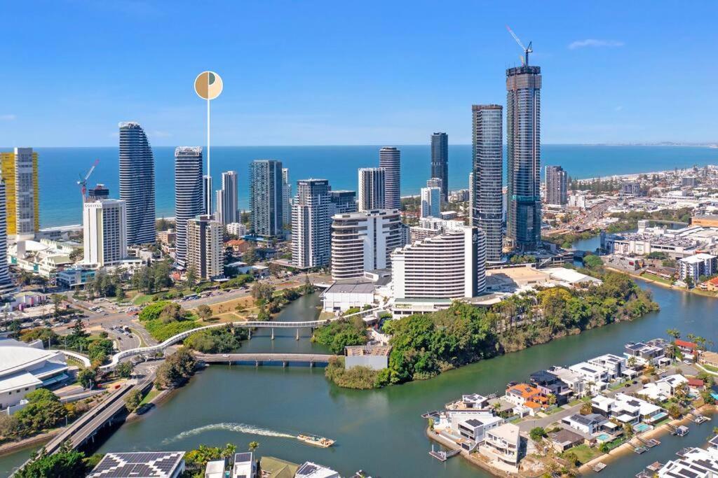 Park Views & Luxe Amenities In Broadbeach