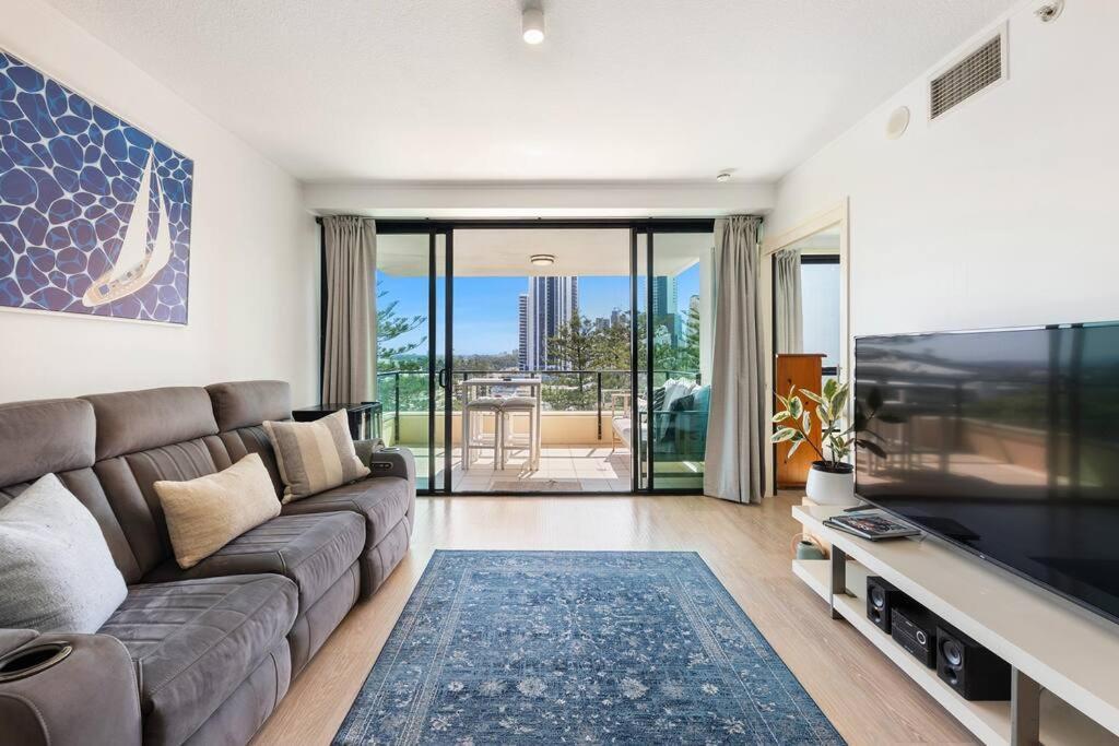 Park Views & Luxe Amenities In Broadbeach Apartment