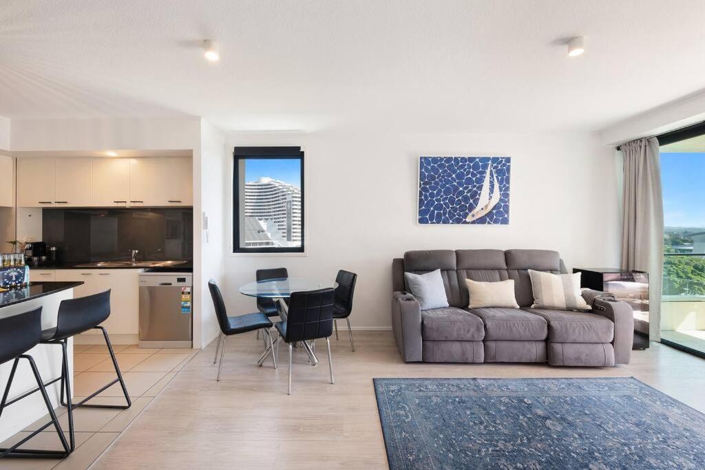 Apartment Park Views & Luxe Amenities In Broadbeach
