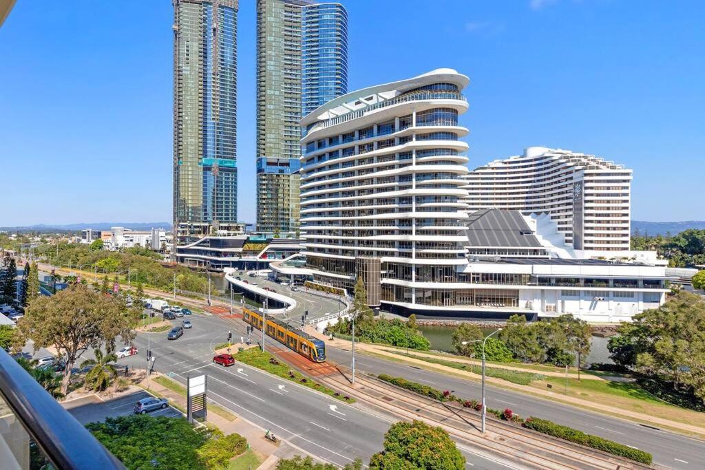 Park Views & Luxe Amenities In Broadbeach Apartment *