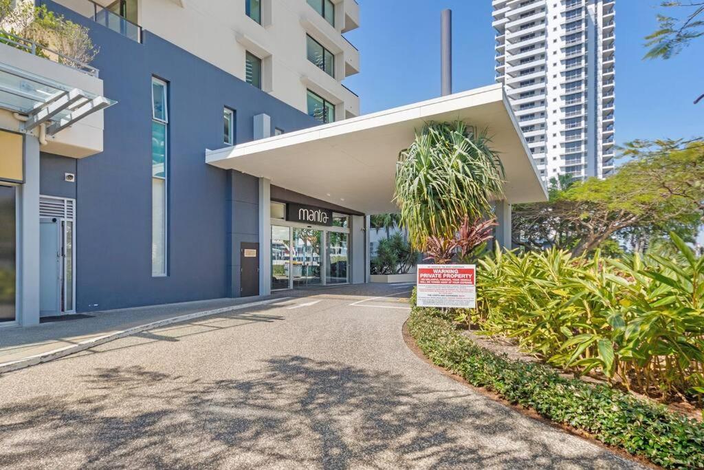 Park Views & Luxe Amenities In Broadbeach Apartment *