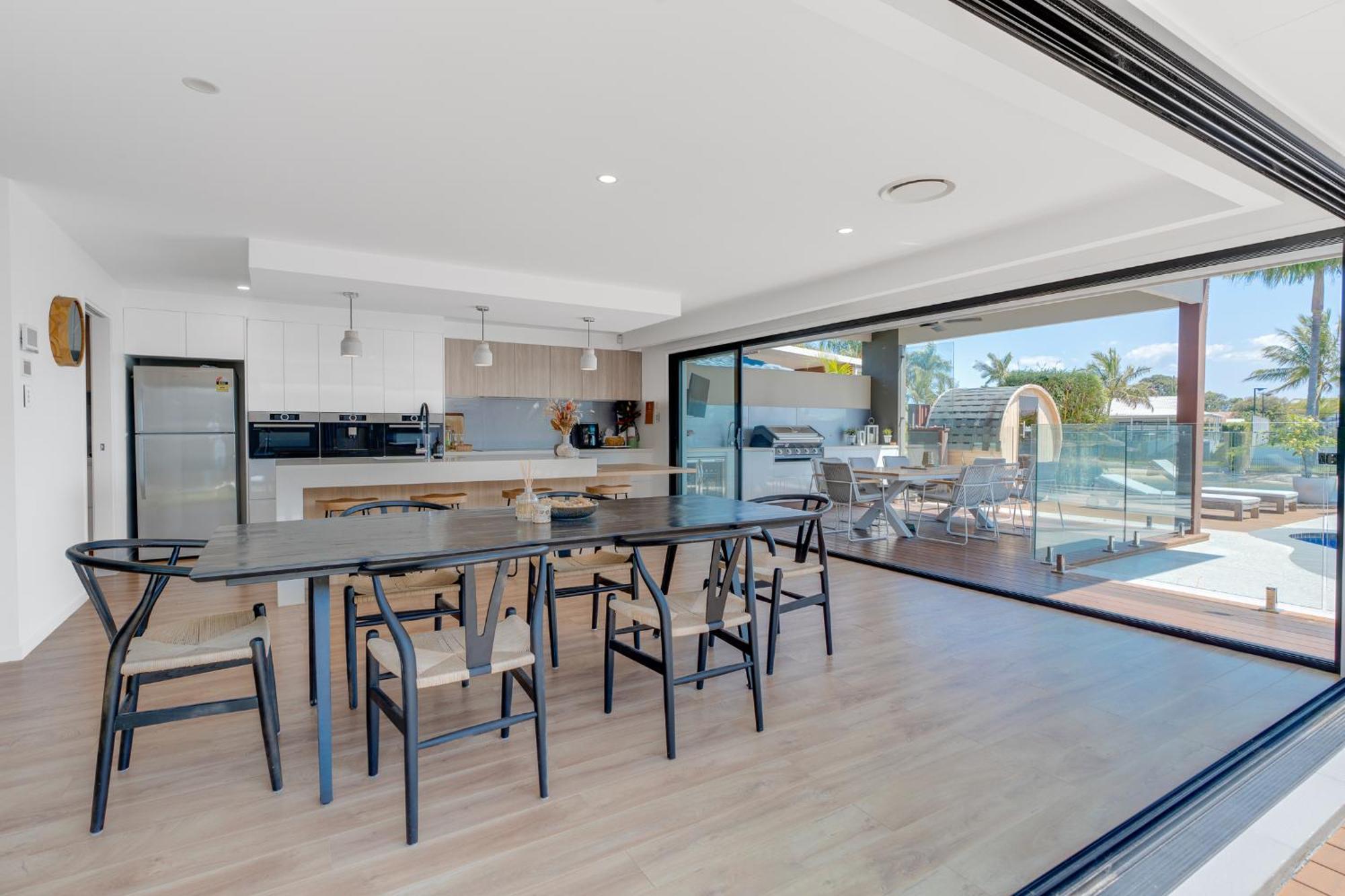Luxury 4-br Retreat Apartment *