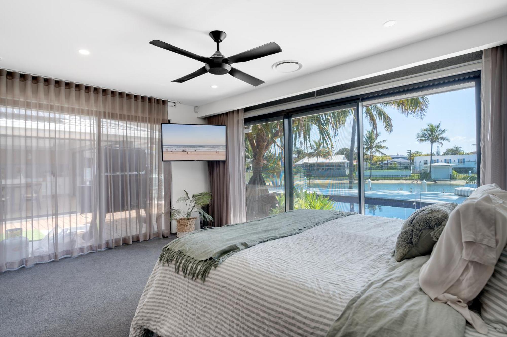 Luxury 4-br Retreat Apartment *