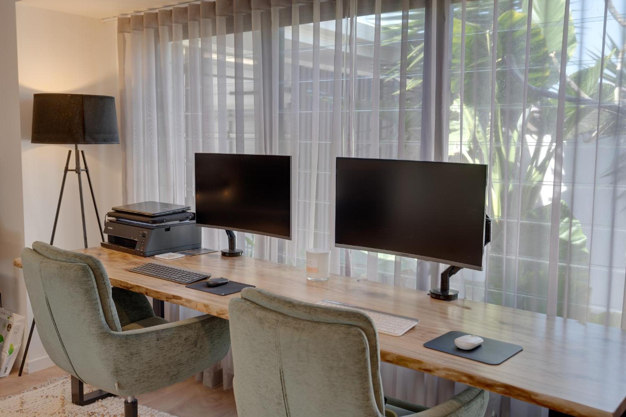 Luxury 4-br Retreat Apartment *