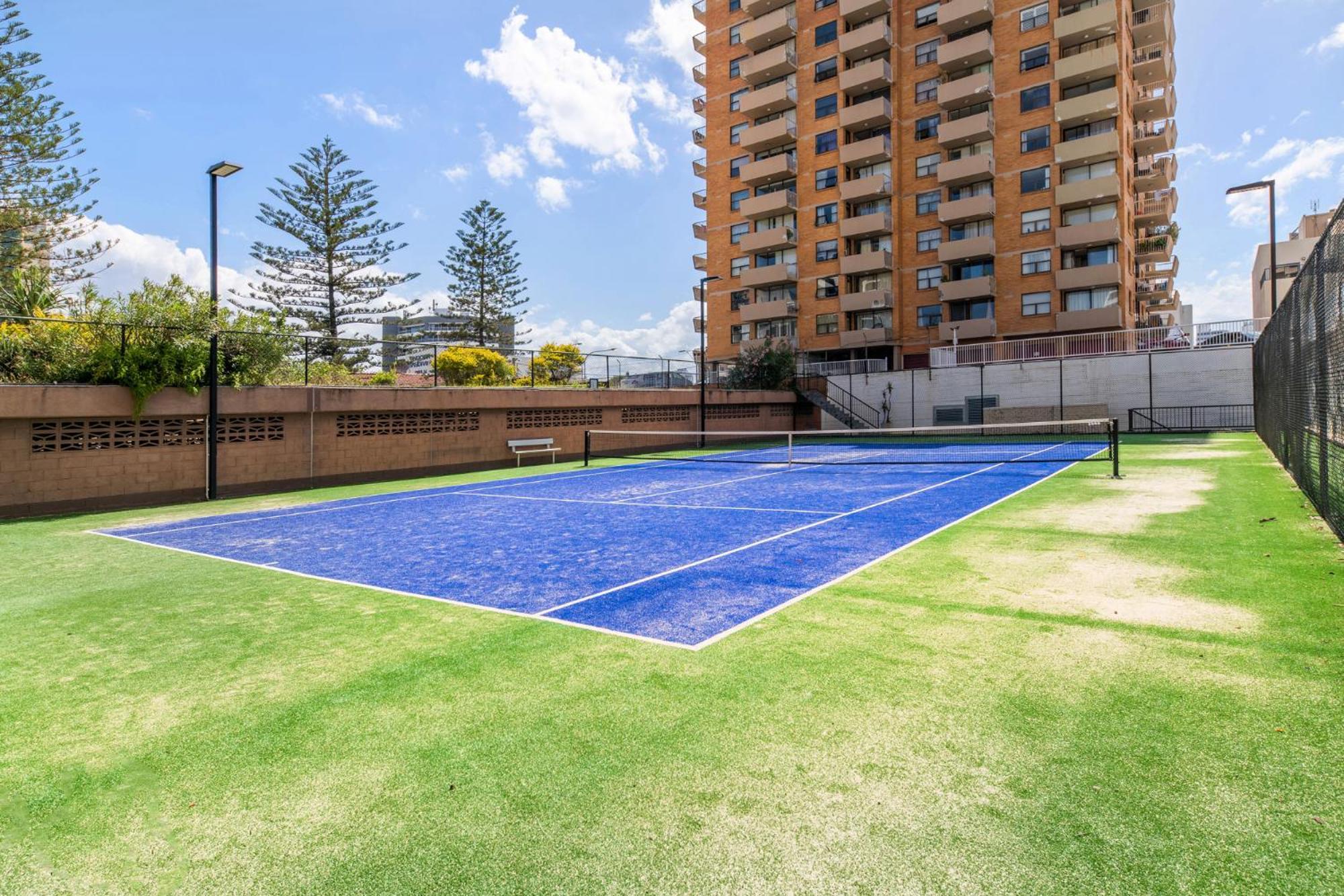 Surfers Paradise Absolute Beachfront With Views, High Level 1br - Ideal For Couples Or 2 Ppl Travelling Together *