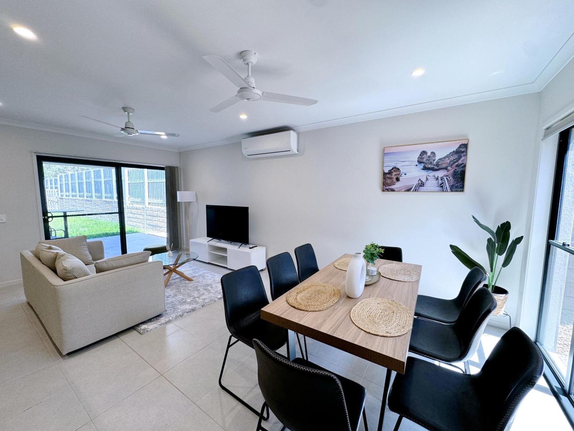 Theme Park Retreat Coomera 5 Beds Villa *