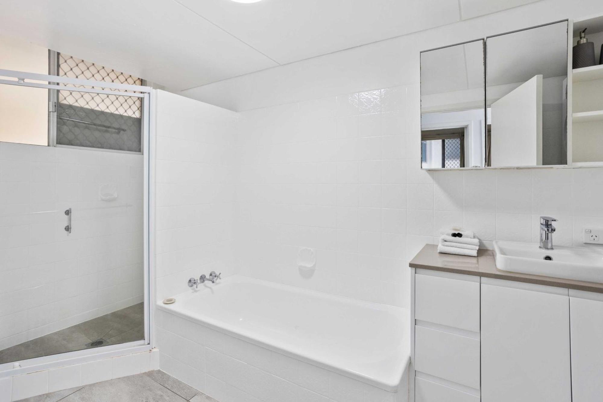 Iconic Burleigh Beachfront, 2 Bedroom *