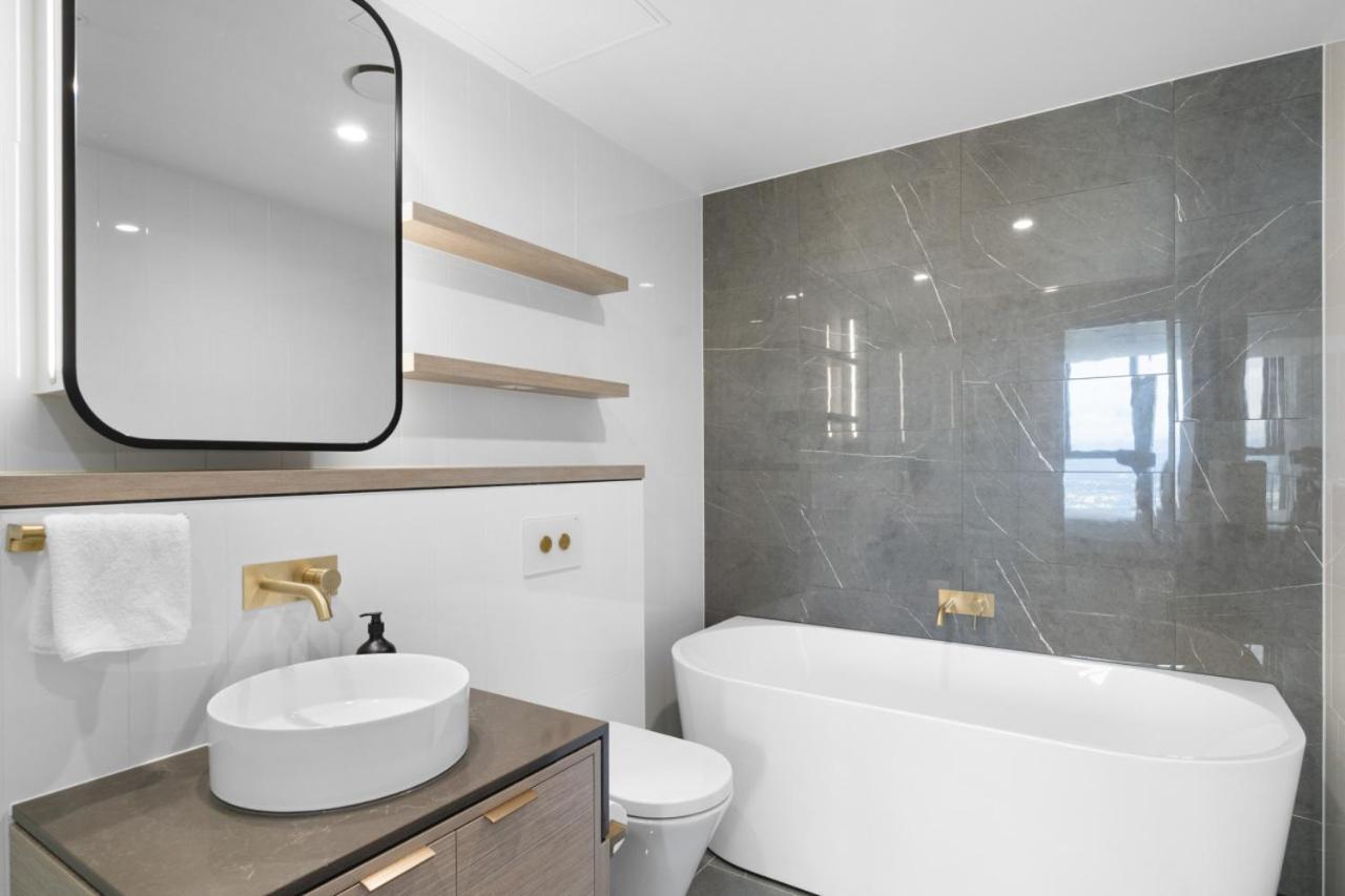 Apartment The Ocean - Beachfront 72f 3bedroom Skyhome Ocean Views With Parking & Facilities
