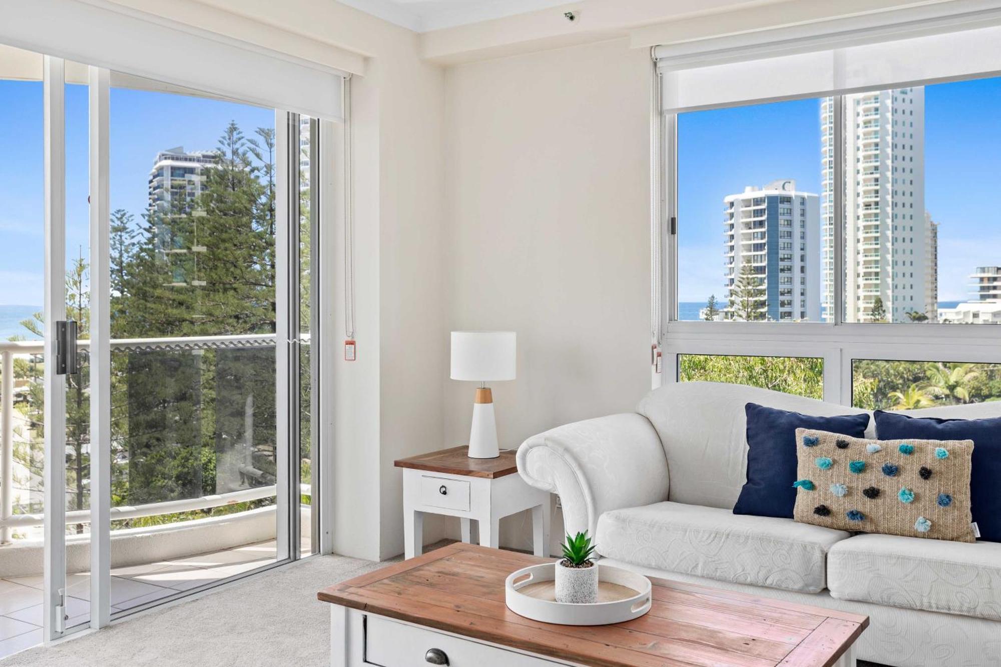 Oscar On Main 2b - Heart Of Main Ocean Views Apartment *