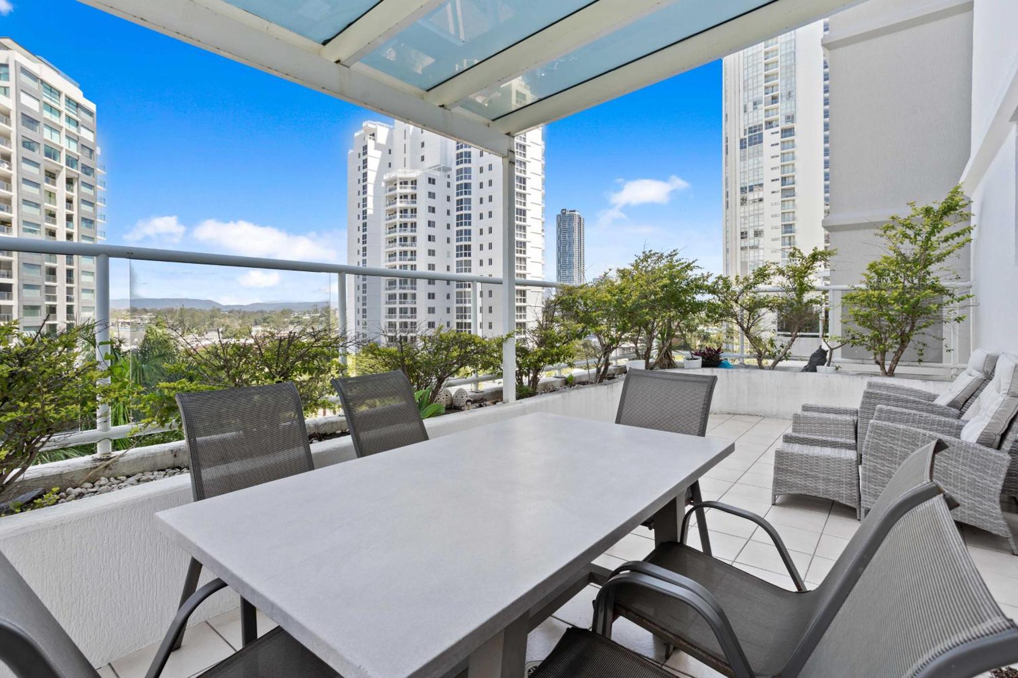 Apartment Oscar On Main 2b - Heart Of Main Ocean Views Gold Coast