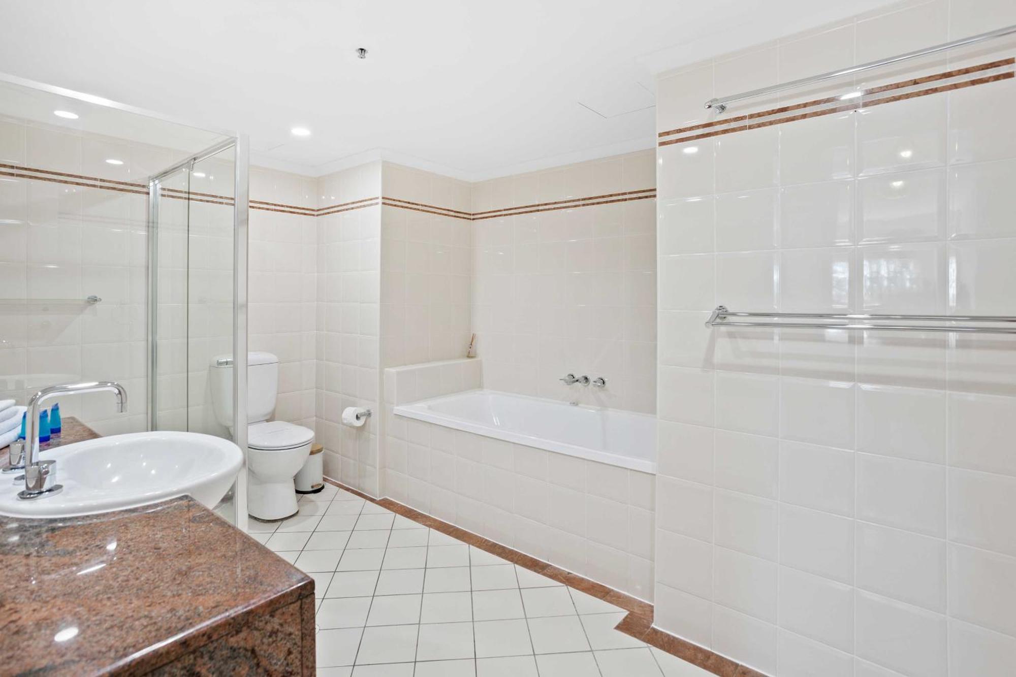 Apartment Oscar On Main 2b - Heart Of Main Ocean Views Gold Coast