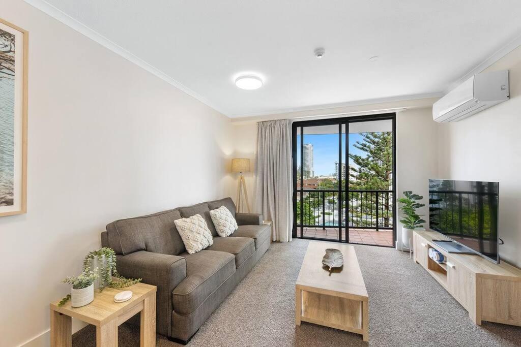 Broadbeach Beauty Walk To & Free Parking Apartment *