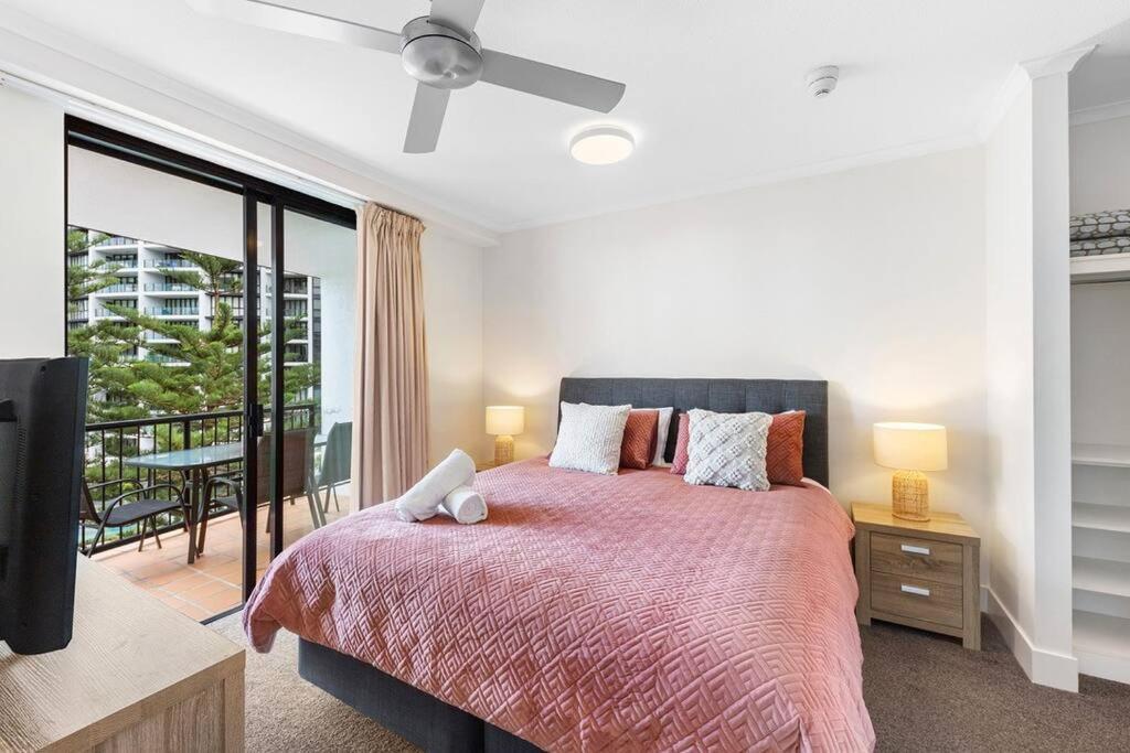 Broadbeach Beauty Walk To & Free Parking Apartment