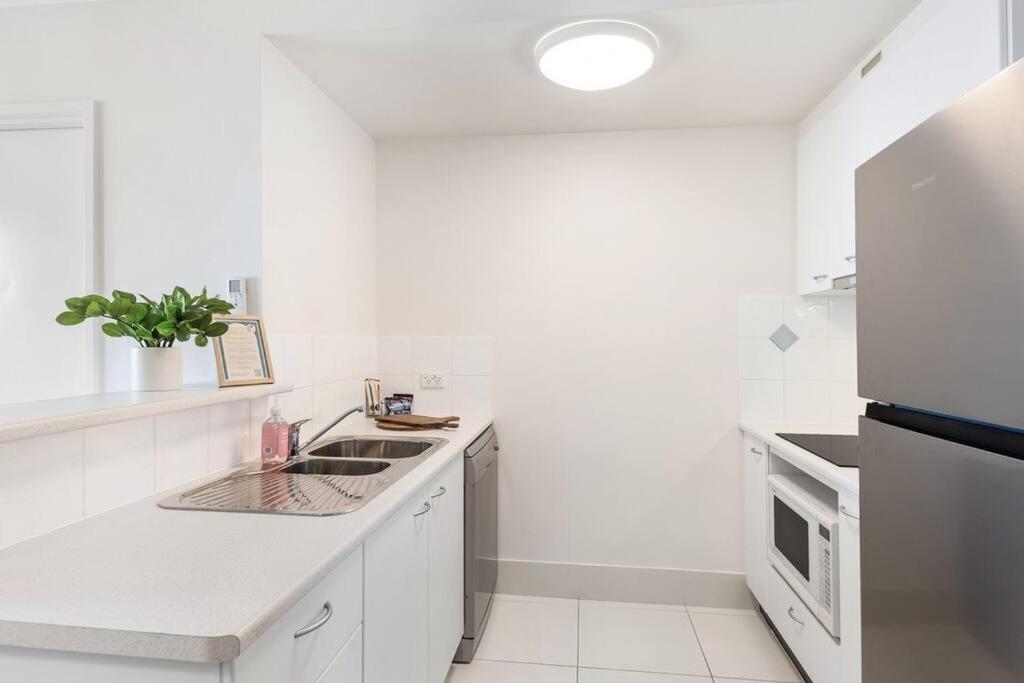 Broadbeach Beauty Walk To & Free Parking Apartment