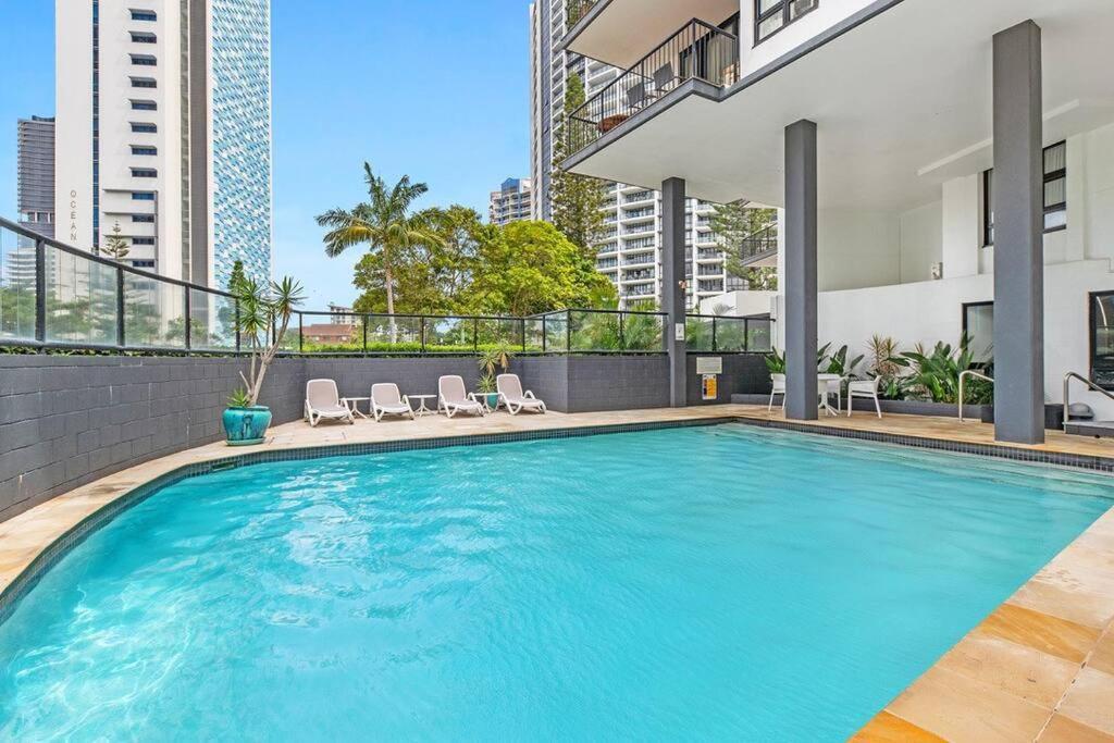 Broadbeach Beauty Walk To & Free Parking Apartment *