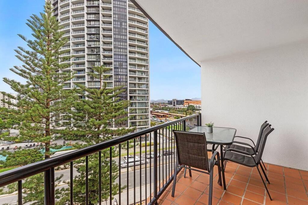 Broadbeach Beauty Walk To & Free Parking Apartment
