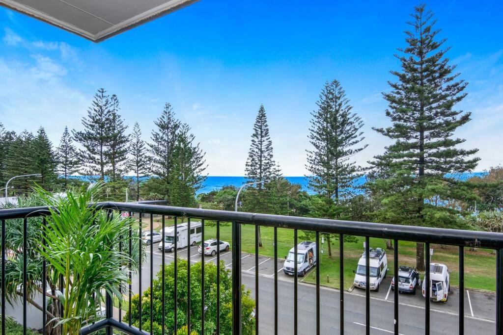 Burleigh Beachfront Beauty 2 Bed Parking Wifi Apartment *