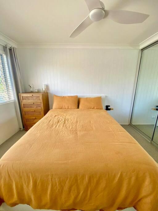 Sunny Beachside Escape 2br Walk To Palm *