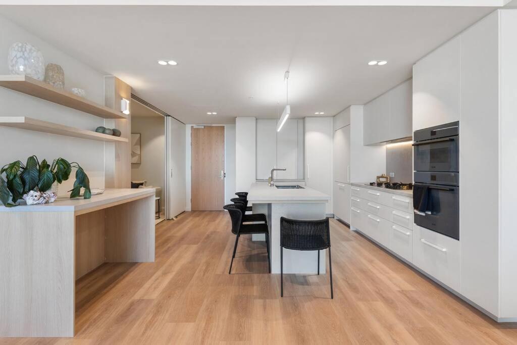 Luxurious 2br 2ba Oceanfront Kirra Apartment *