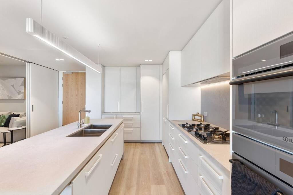 Luxurious 2br 2ba Oceanfront Kirra Gold Coast
