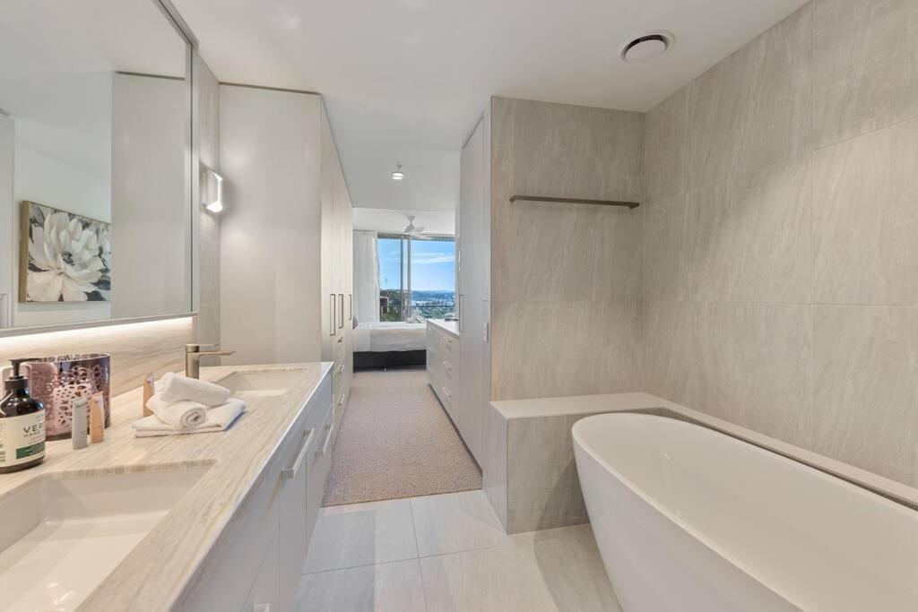 Luxurious 2br 2ba Oceanfront Kirra * Gold Coast