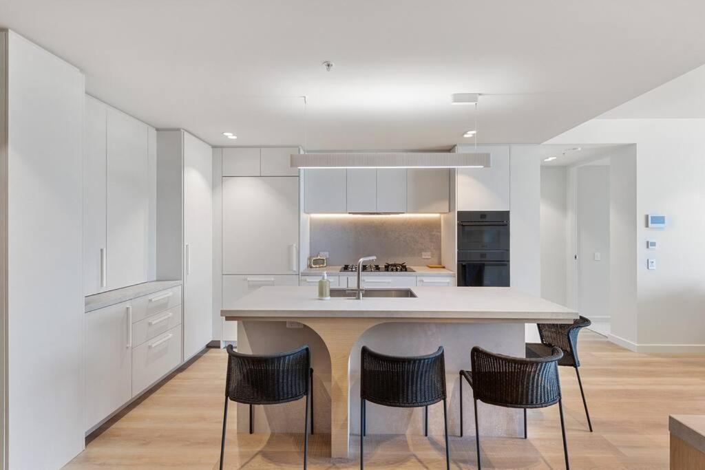 Luxurious 2br 2ba Oceanfront Kirra Apartment Gold Coast