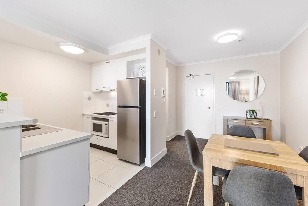 Broadbeach Beauty Walk To & Free Parking Apartment Gold Coast