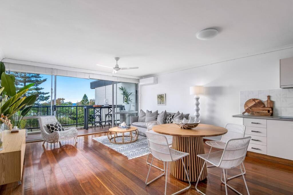 Burleigh Beachfront Beauty 2 Bed Parking Wifi Apartment