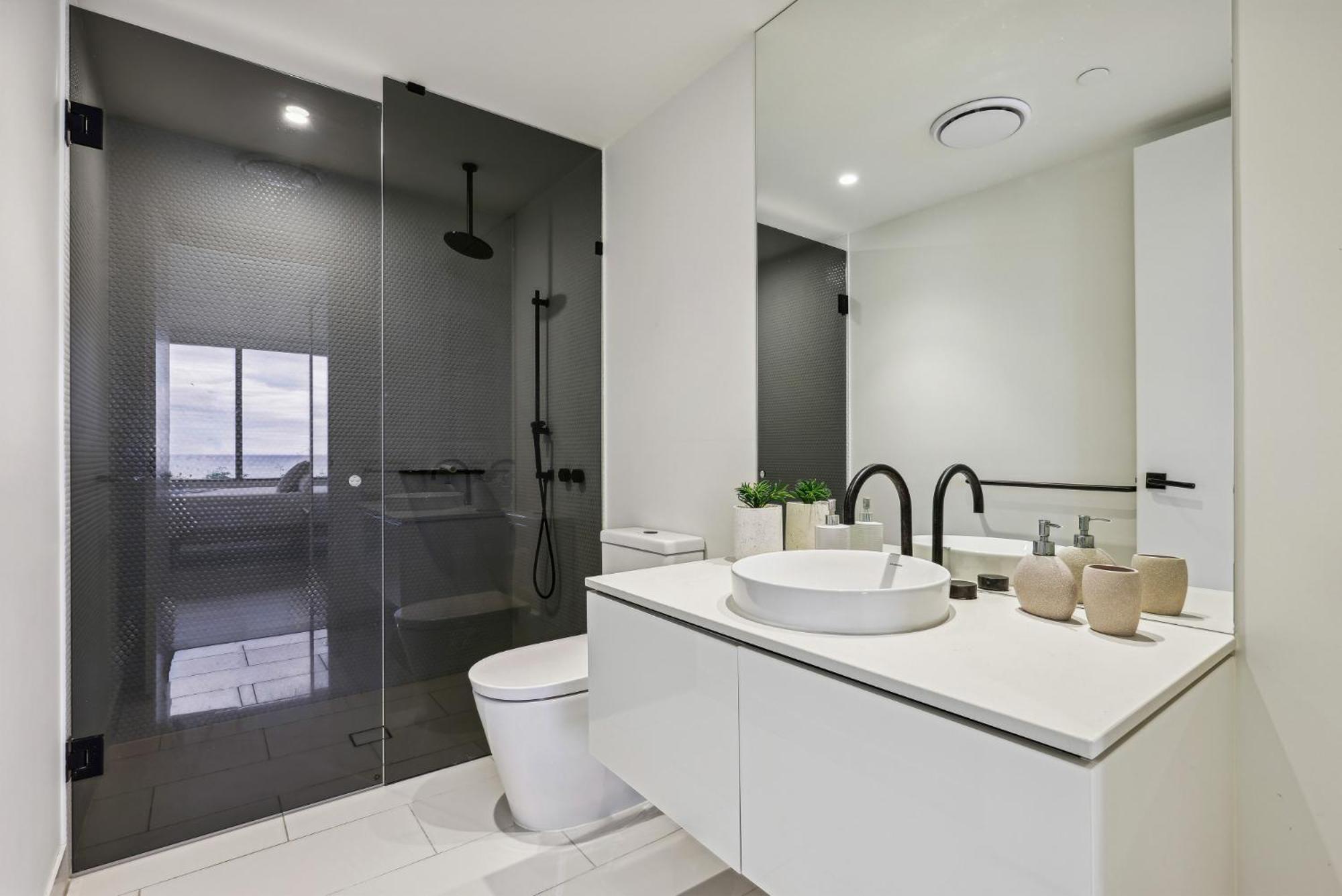 Glorious Ocean Views 2-bed Pool & Amenities Gold Coast