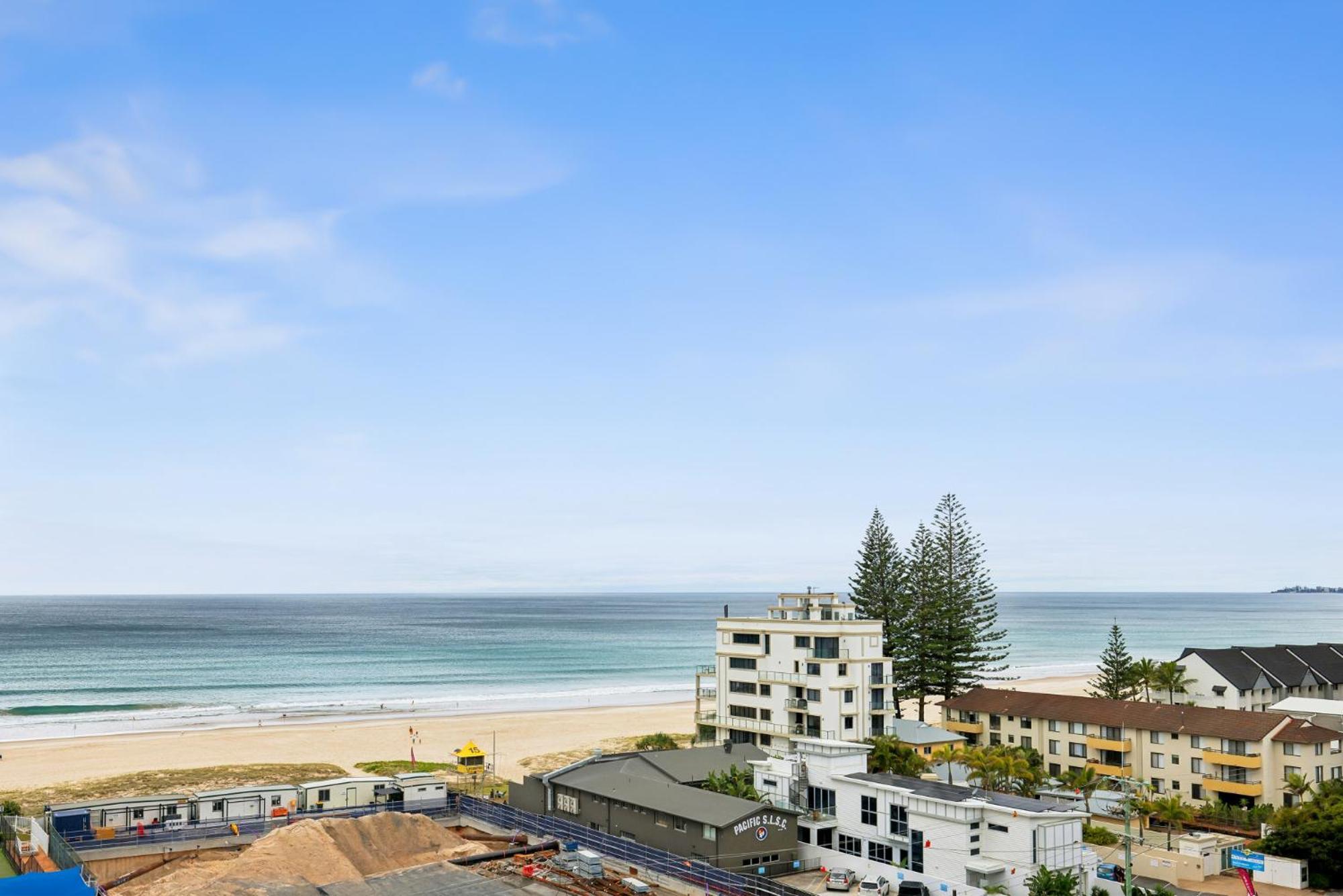 Glorious Ocean Views 2-bed Pool & Amenities Apartment