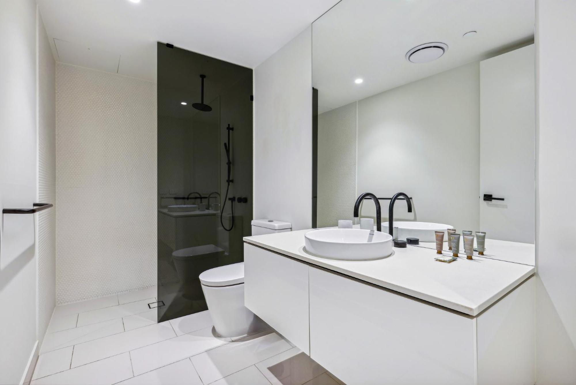 Glorious Ocean Views 2-bed Pool & Amenities Apartment Gold Coast