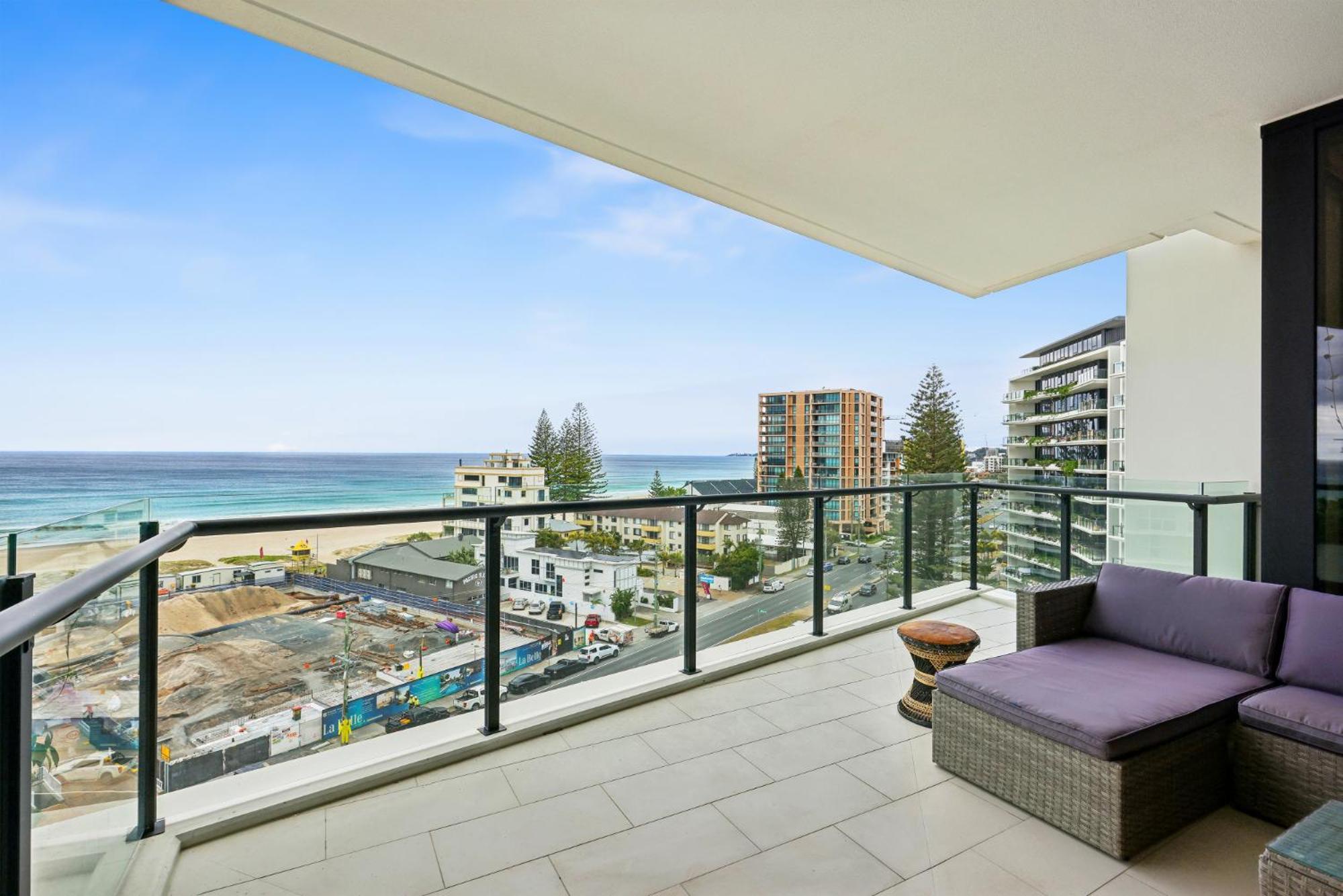 Glorious Ocean Views 2-bed Pool & Amenities Apartment *