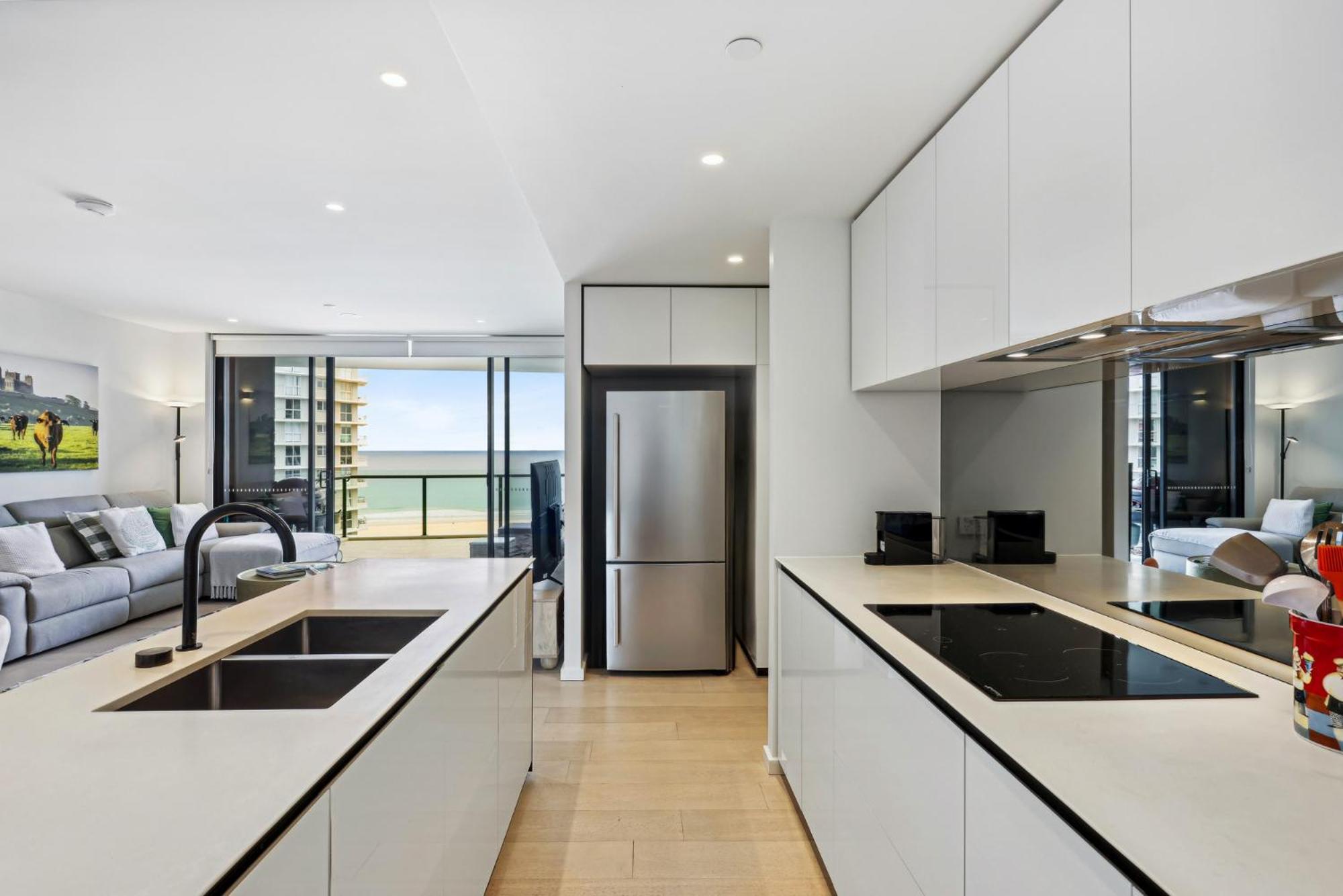 Glorious Ocean Views 2-bed Pool & Amenities Apartment