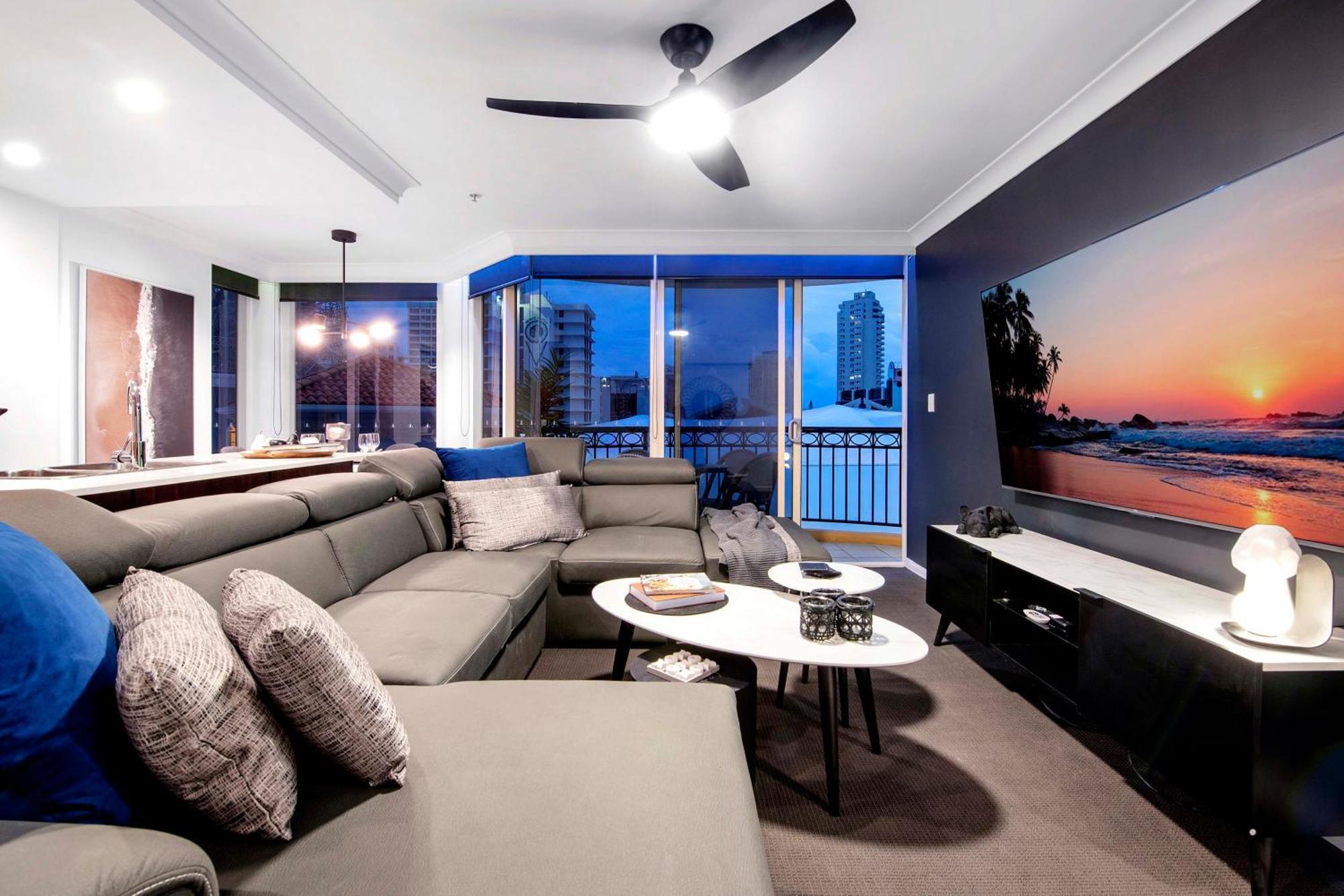 Self Contained At Chevron Renaissance - Privately Managed - Wow Apartment *