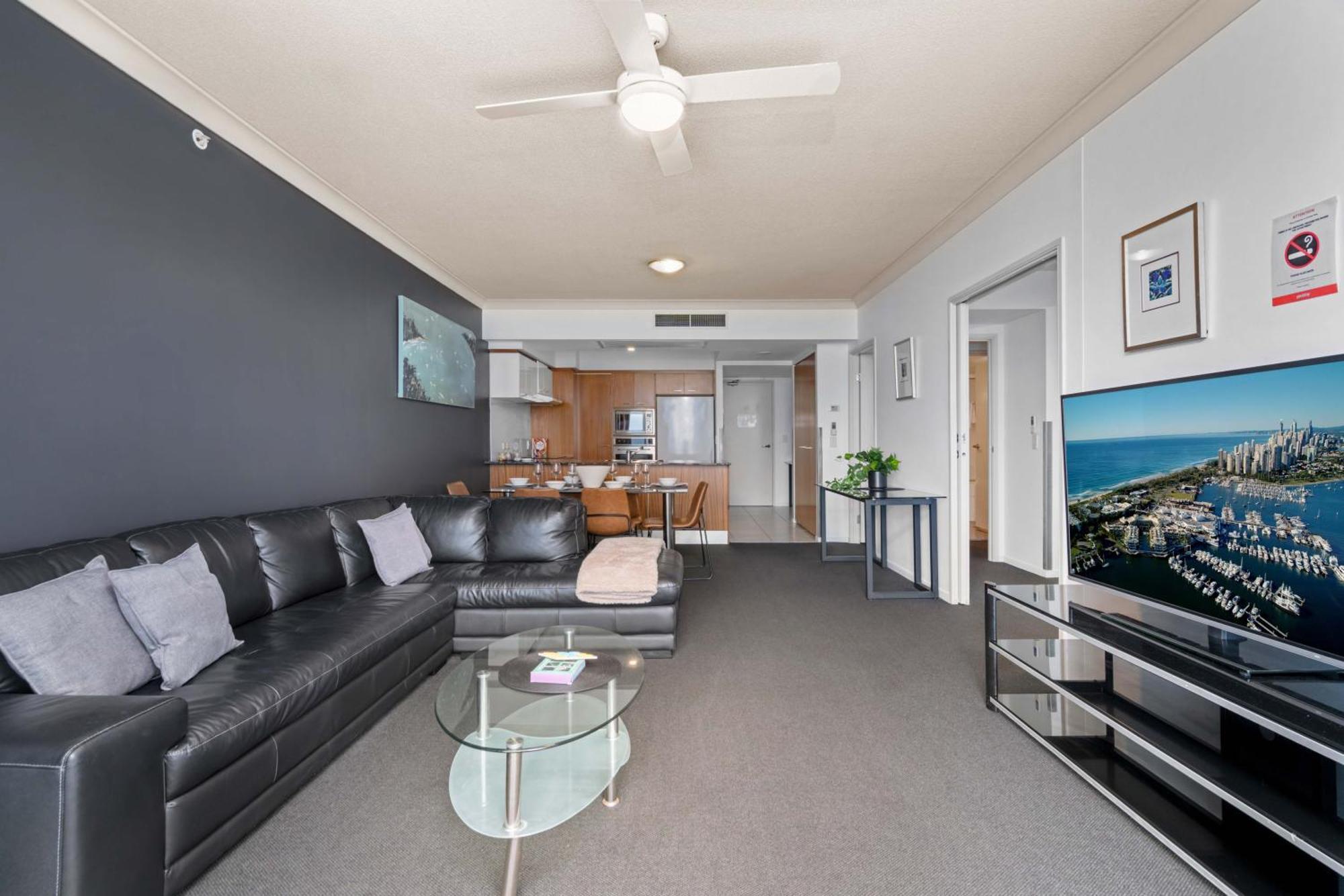 Self Contained At Chevron Renaissance - Privately Managed - Wow Apartment