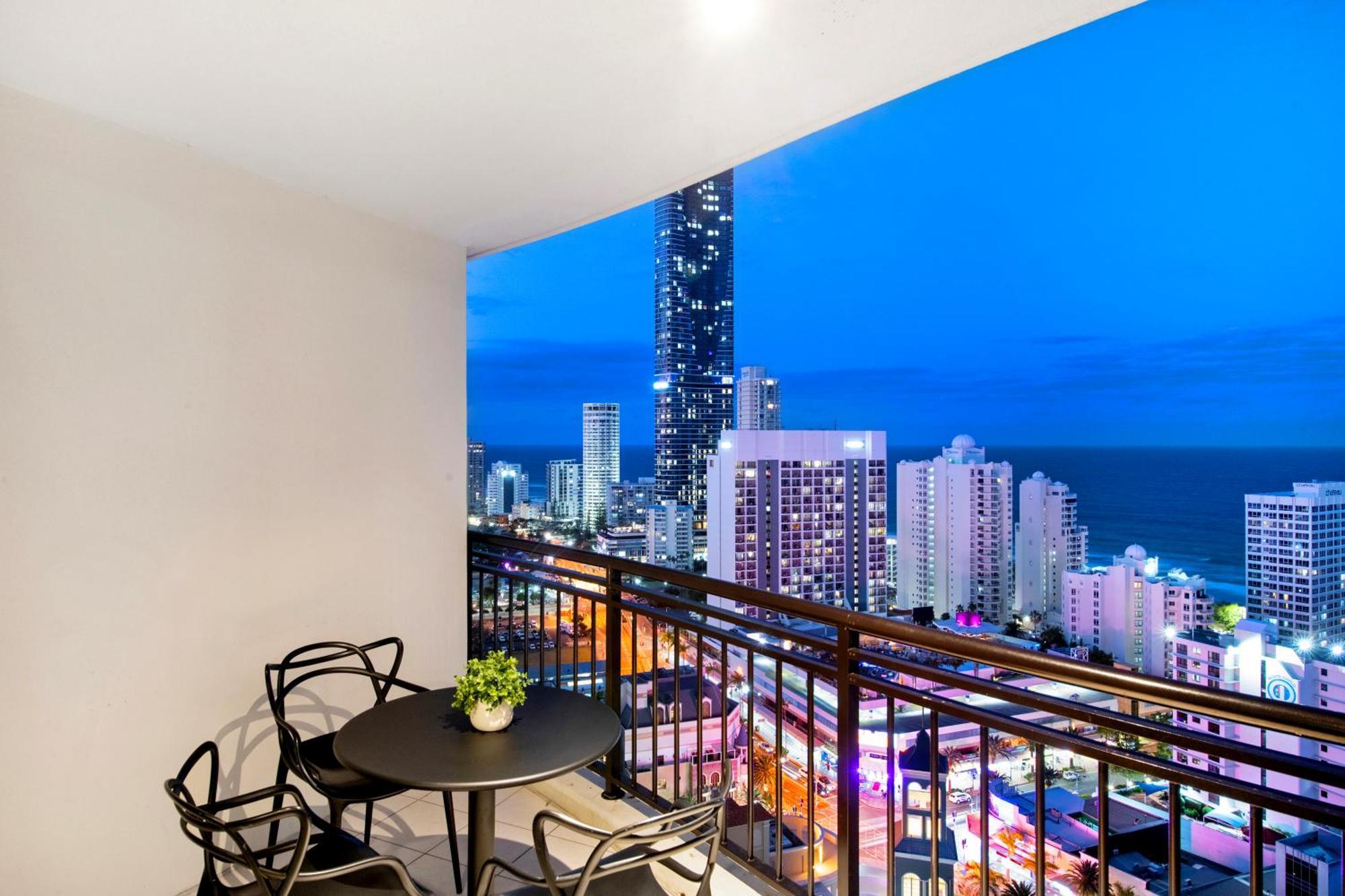 Apartment Self Contained At Chevron Renaissance - Privately Managed - Wow
