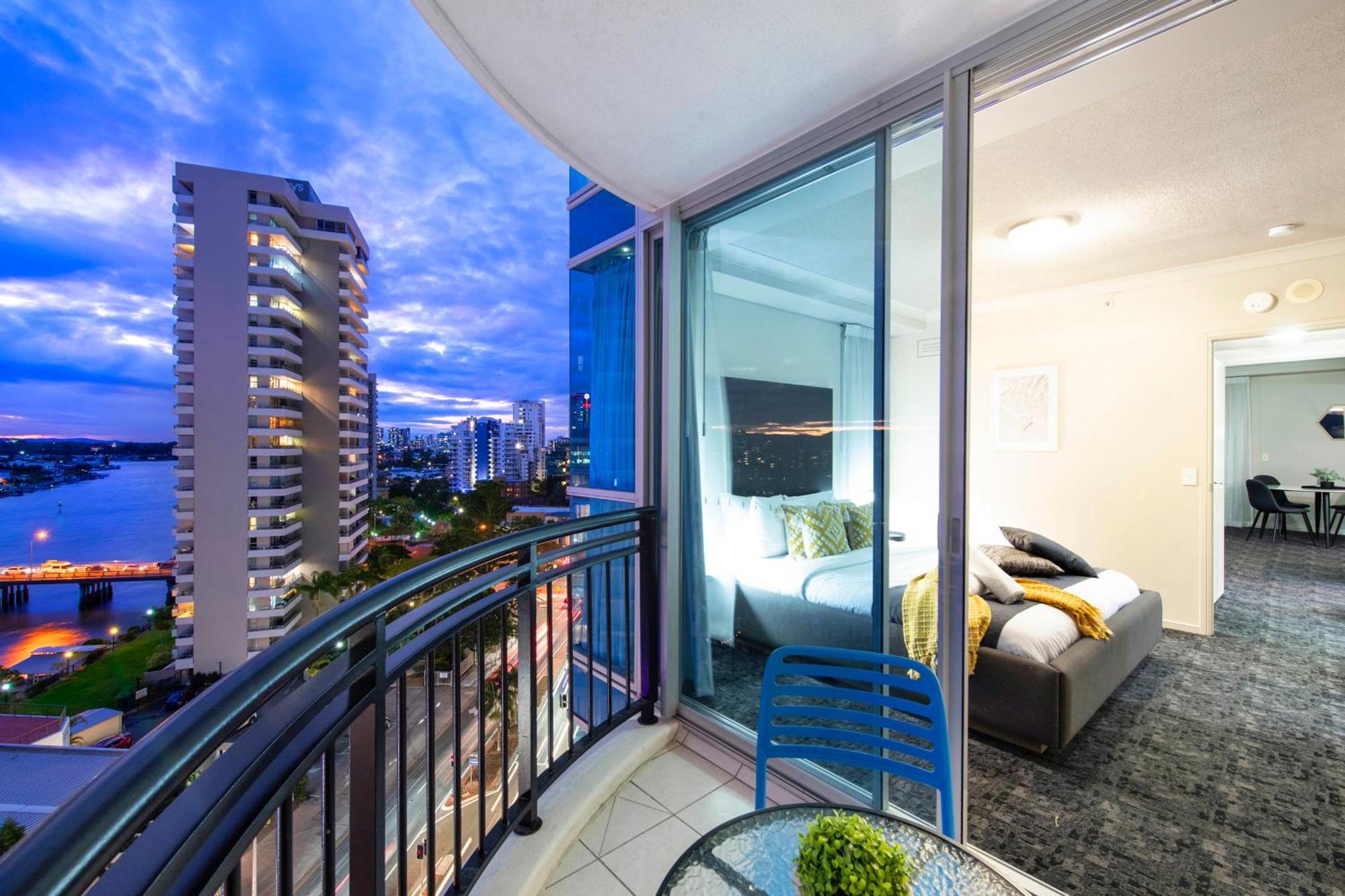 Self Contained At Chevron Renaissance - Privately Managed - Wow Apartment