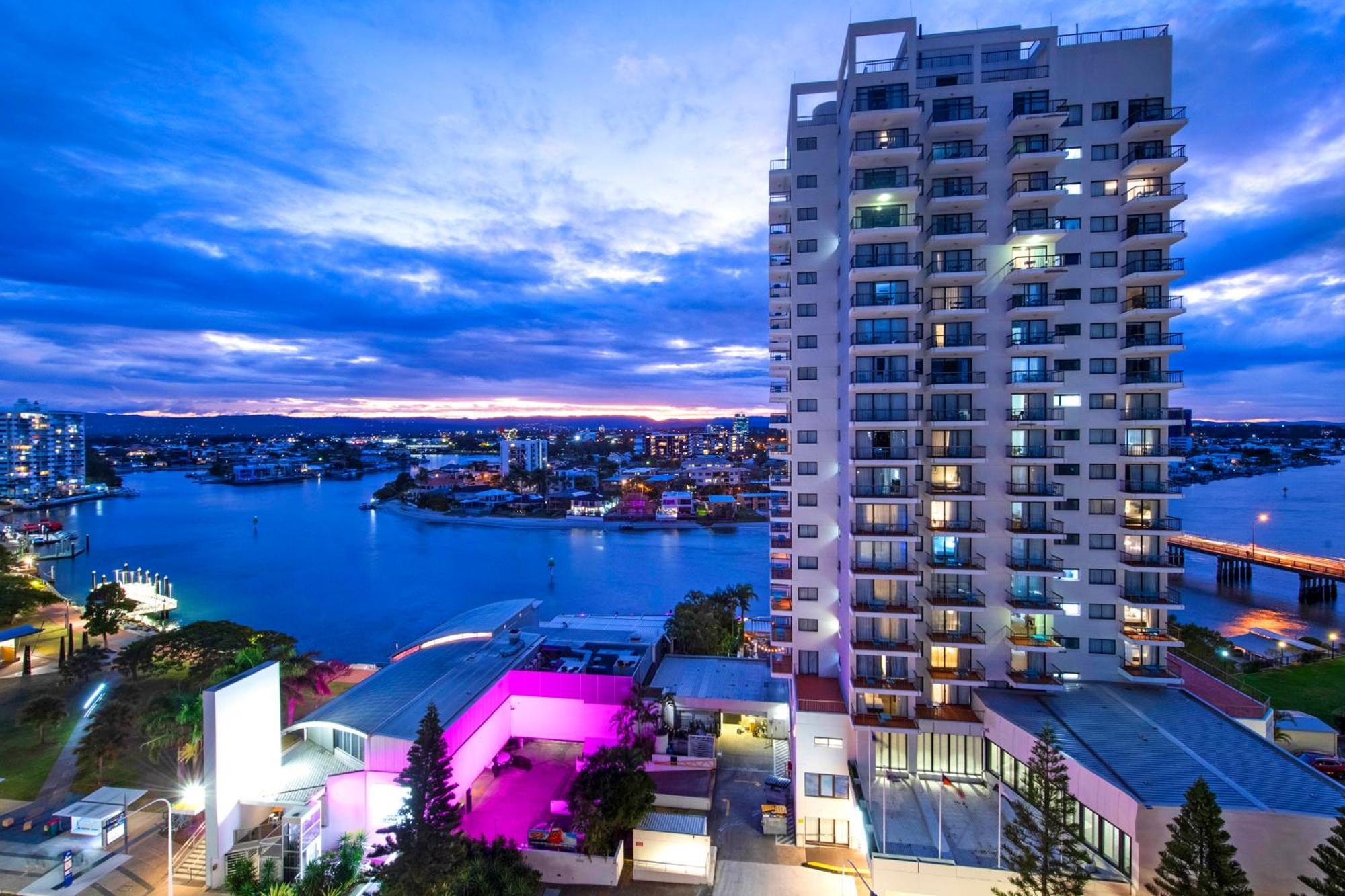 Apartment Self Contained At Chevron Renaissance - Privately Managed - Wow *