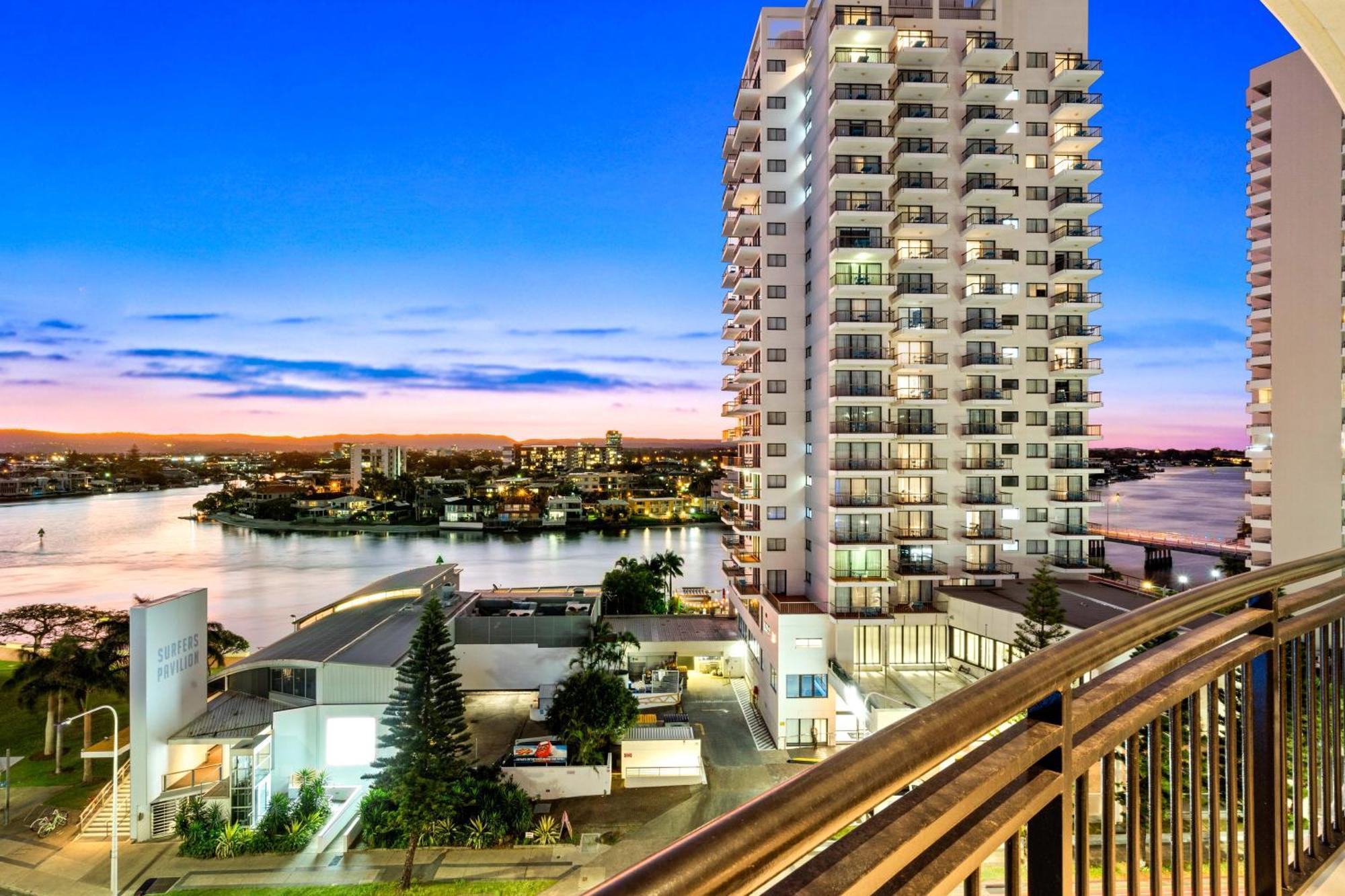 Apartment Self Contained At Chevron Renaissance - Privately Managed - Wow