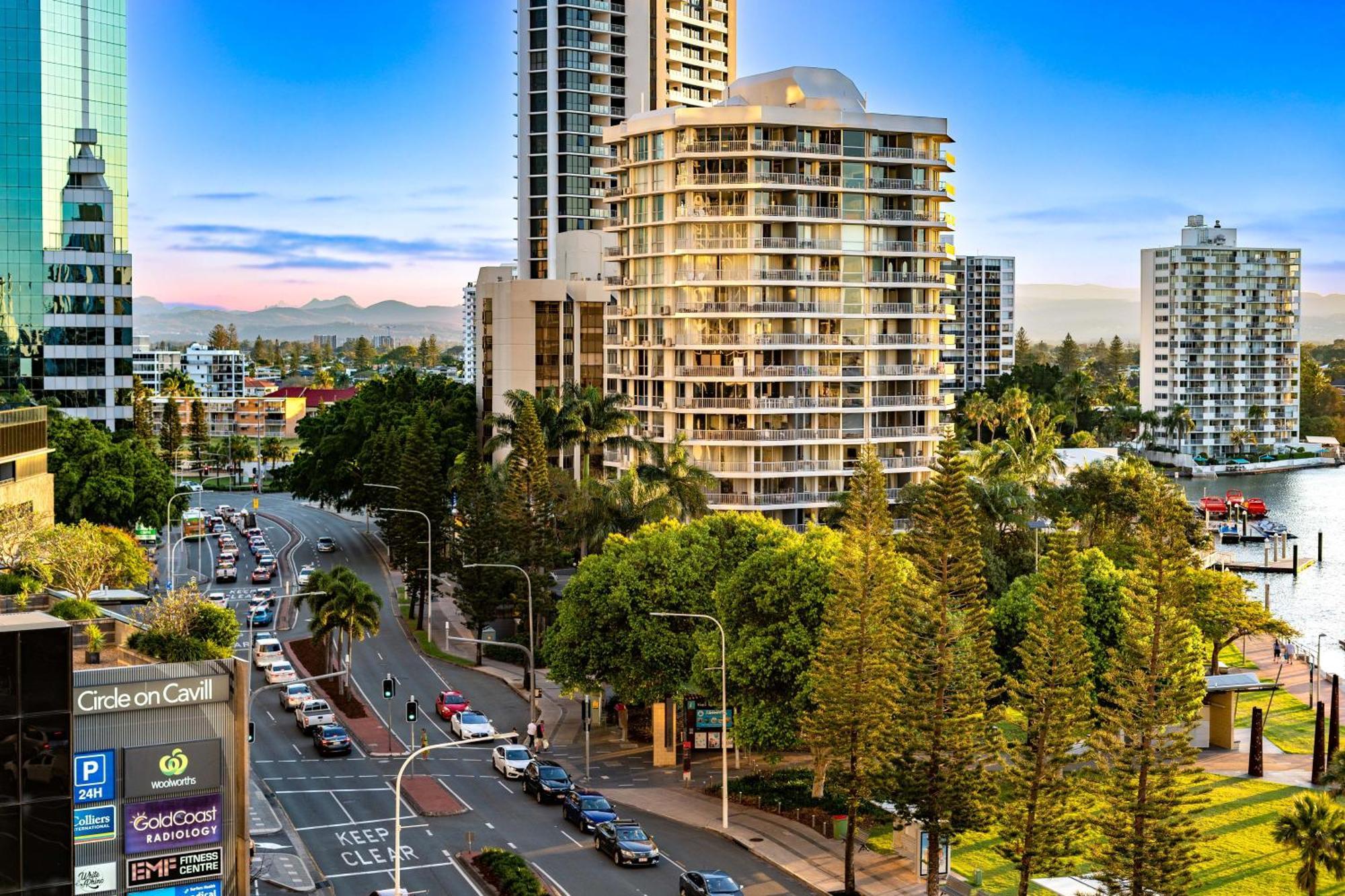 Self Contained At Chevron Renaissance - Privately Managed - Wow Apartment *
