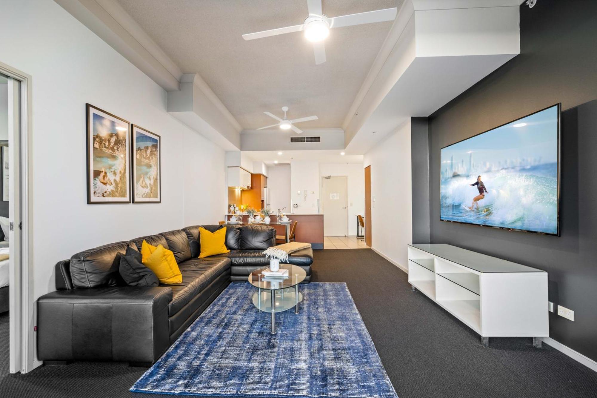 Self Contained At Chevron Renaissance - Privately Managed - Wow *