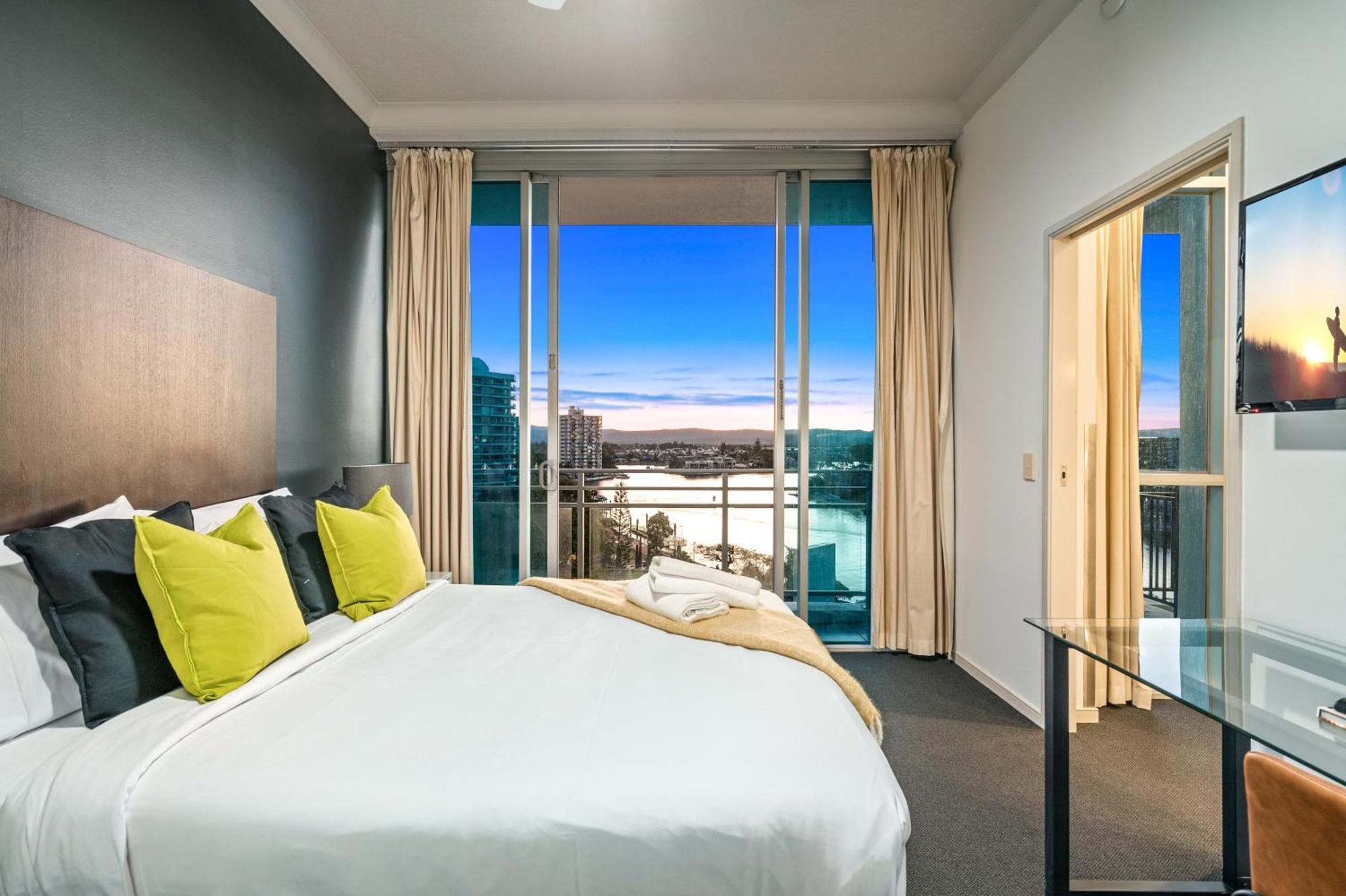 Self Contained At Chevron Renaissance - Privately Managed - Wow Apartment *